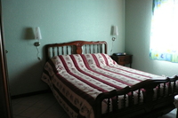 chambre avec grand lit